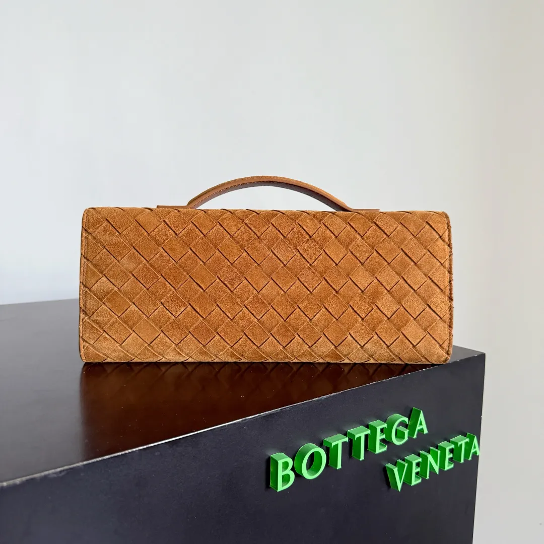 The batch of 1680 BV Andiamo evening handbags has been heavily planted again~ The designer aesthetics in the era of economic downturn are back. I fall in love with it at first sight and can't put it down. It's so beautiful and full of aura. The shape and texture are very competitive. It's light in weight and has sufficient capacity. It's a must-have for fashionistas. It's suitable for many occasions, minimalist, high-end and light luxury. Model No.: 741511 Size: 31*13*3cm